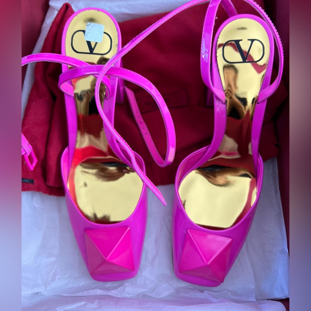 One stud patent leather pump with matching stud 90MM